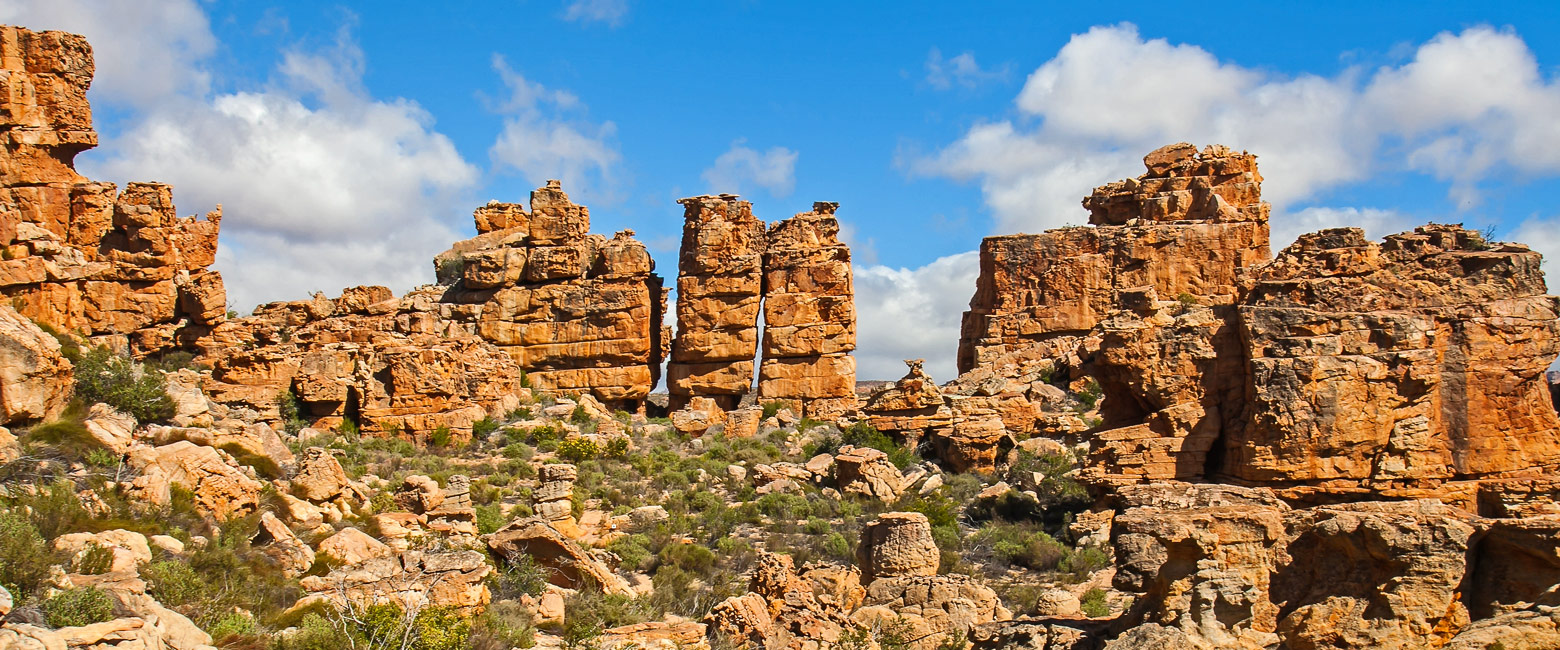 is a range of mountains to the north of Cape Town 