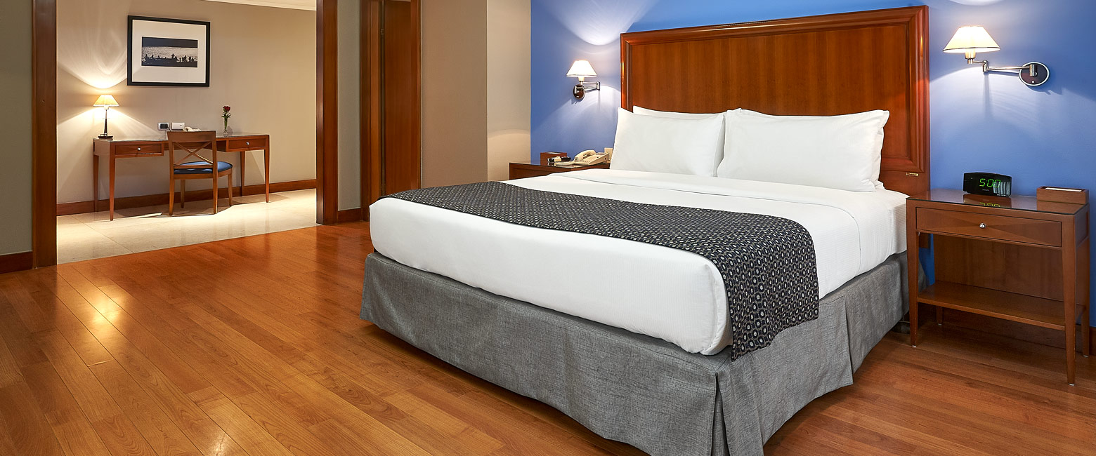 is a large hotel in the city of Guayaquil