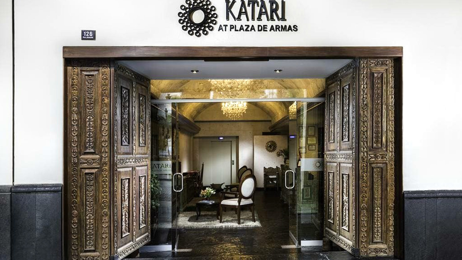 Katari at Plaza de Armas