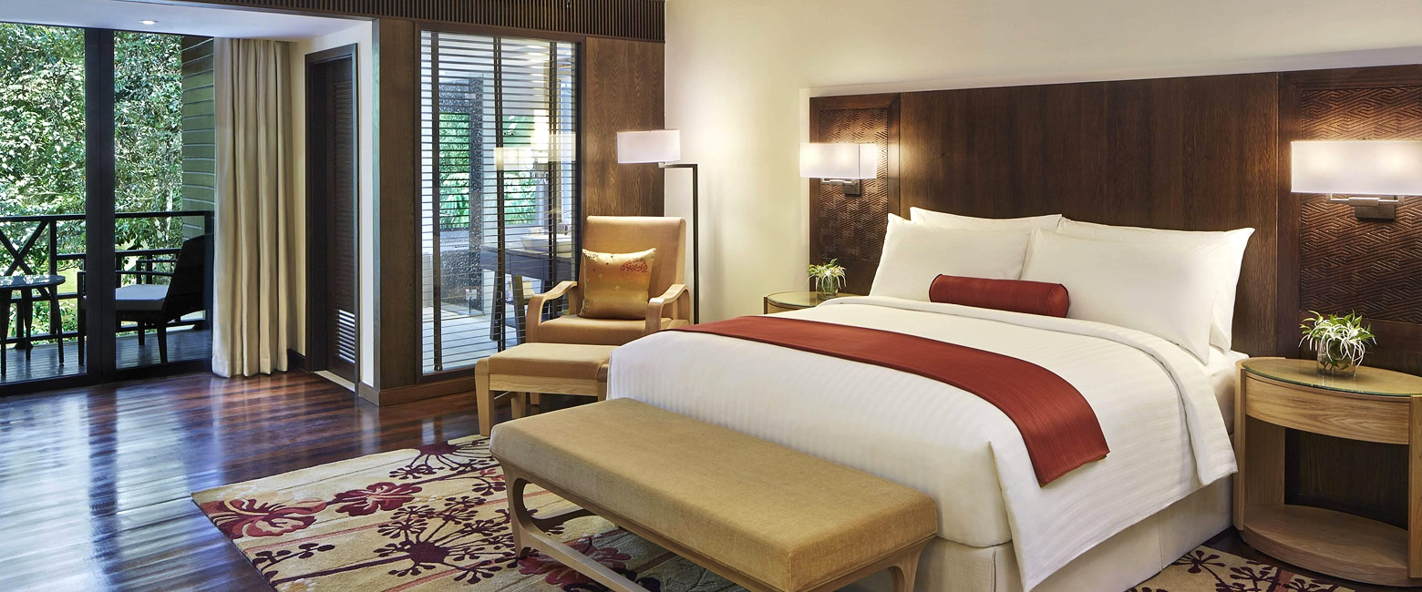 is a reliable base for guided cave trips and canopy walks in Mulu. 